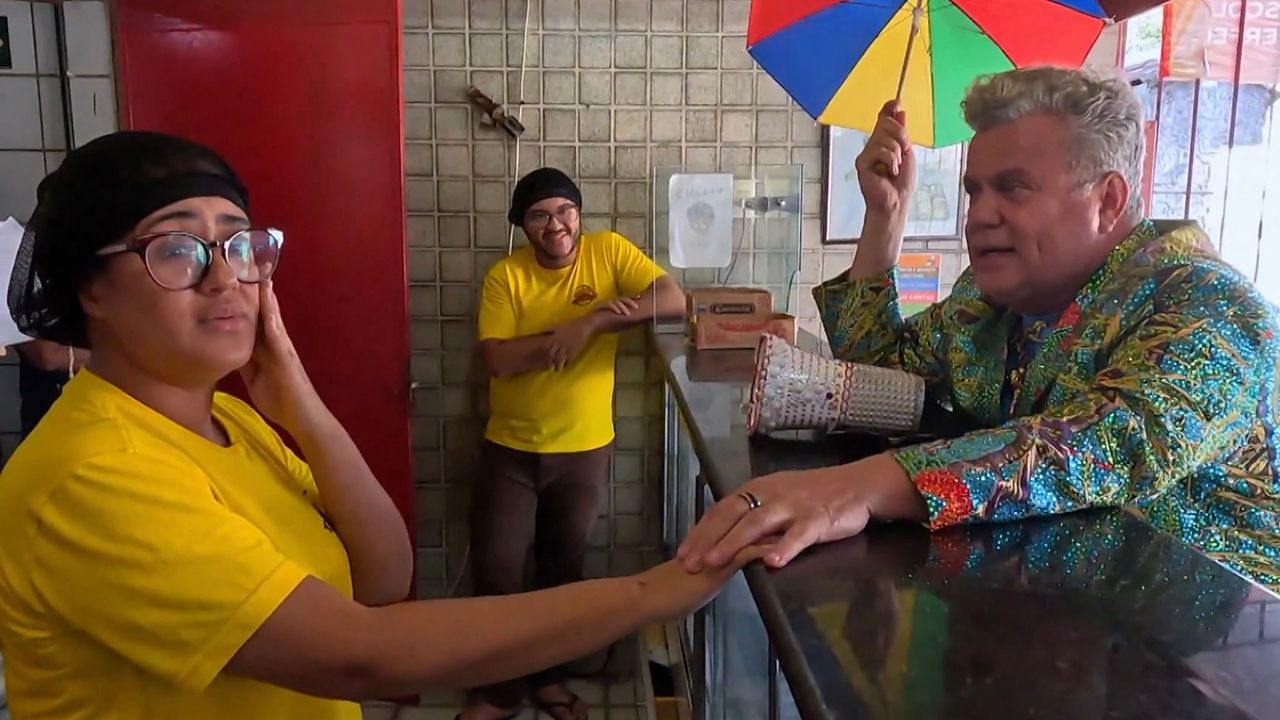 Milton Cunha surpreendeu Katy na lanchonete onde trabalha