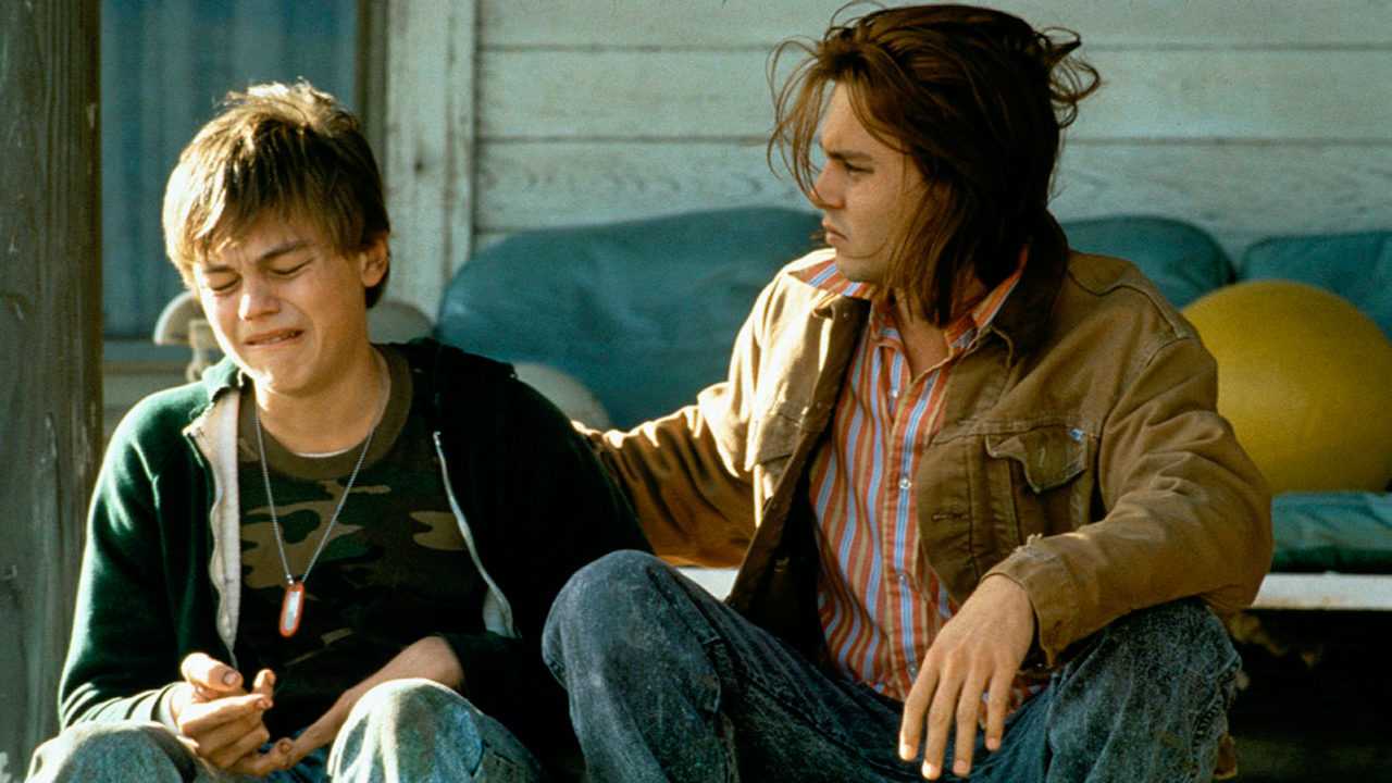 Leonardo DiCaprio e Johnny Depp em cena de Gilbert Grape - Aprendiz de Sonhador.