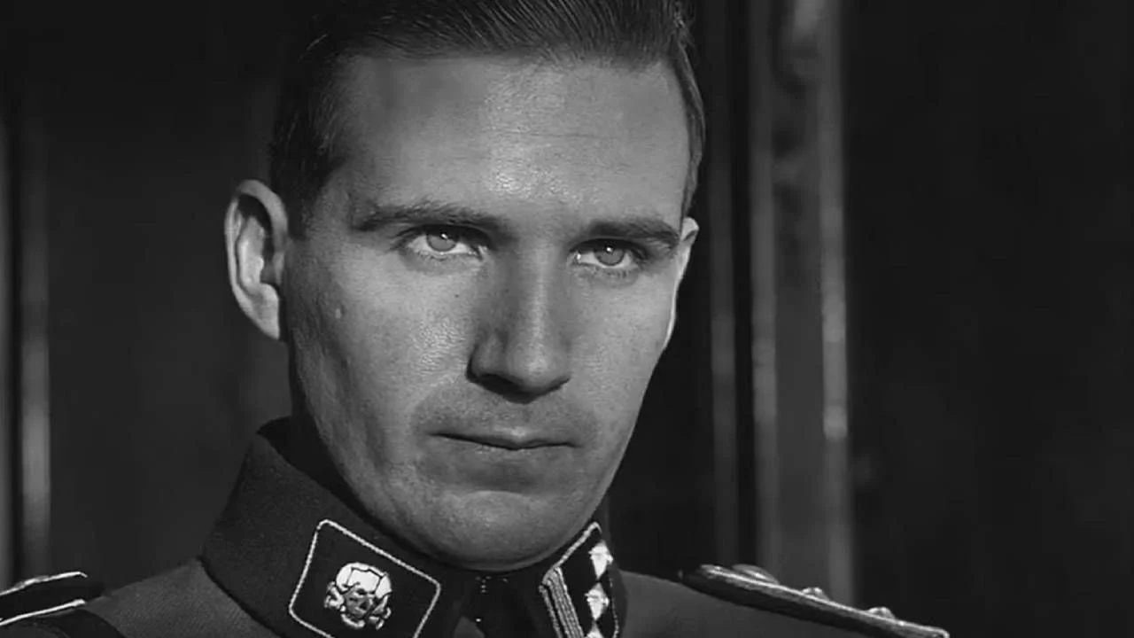 Ralph Fiennes como Amon Goeth