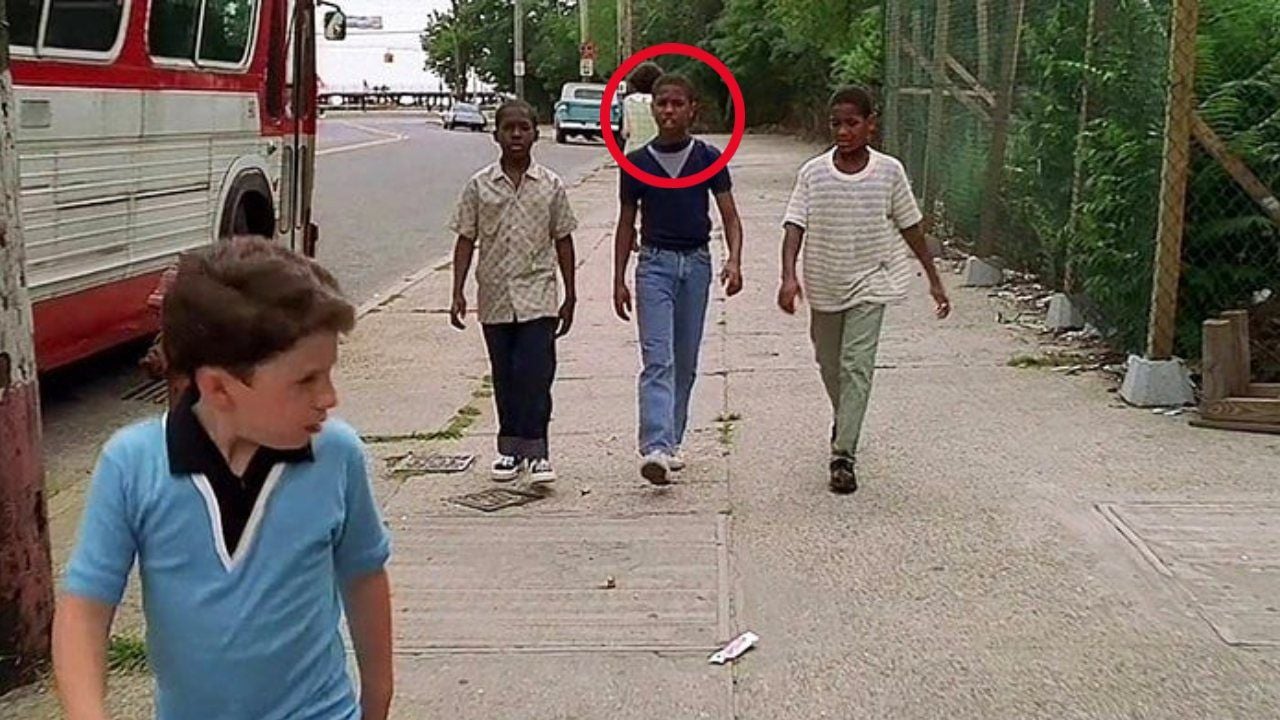 Michael B. Jordan no centro