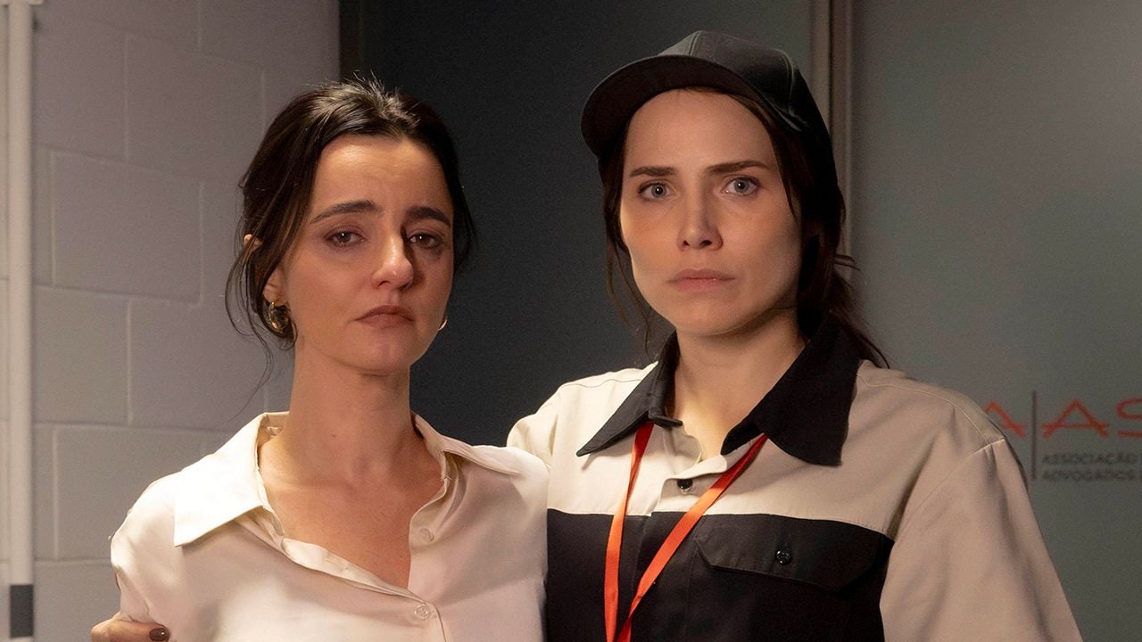 Suely (Júlia Stockler) e  Adriana (Letícia Colin)