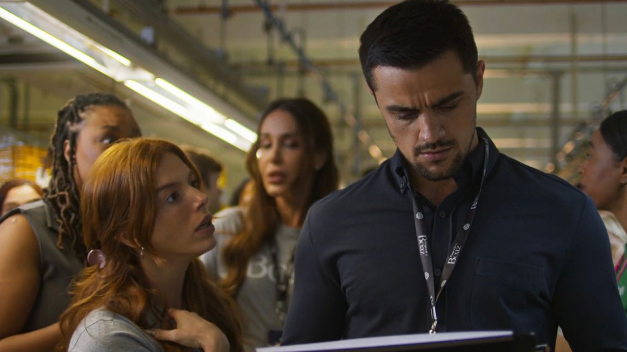 Kami (Giovanna Lancellotti) é demitida