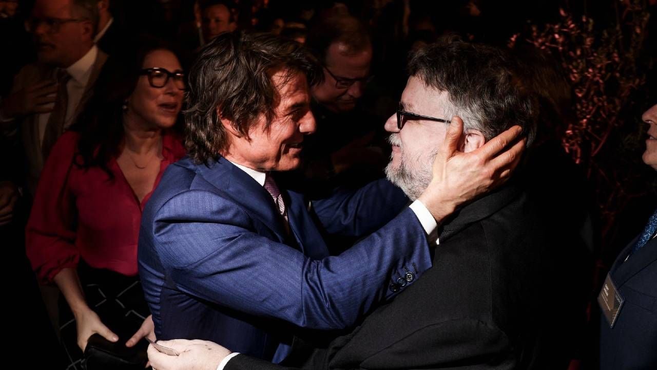Tom Cruise e Guillermo del Toro se encontram no almoço anual do Oscar.