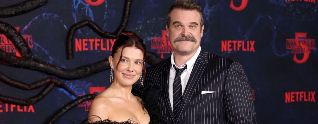Millie Bobby Brown e David Harbour fora de Stranger Things