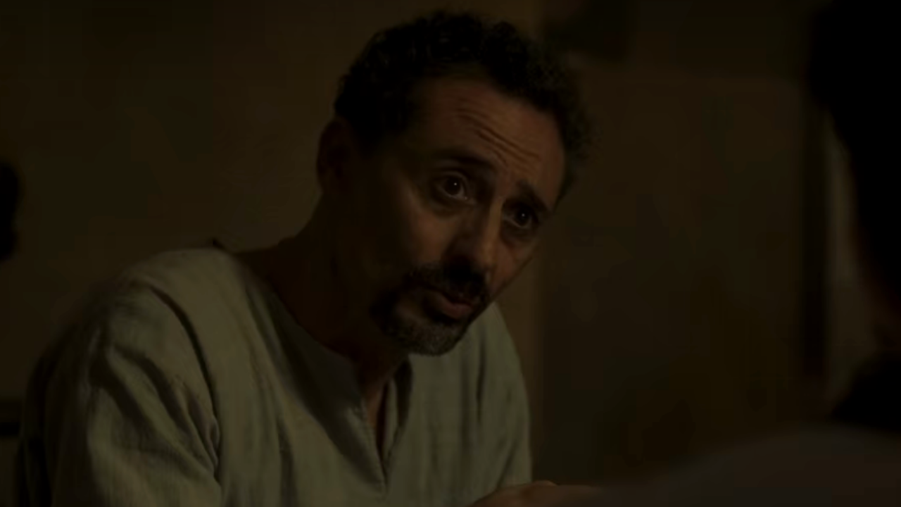 Abdelatif Hwidar em cena de The Crown.