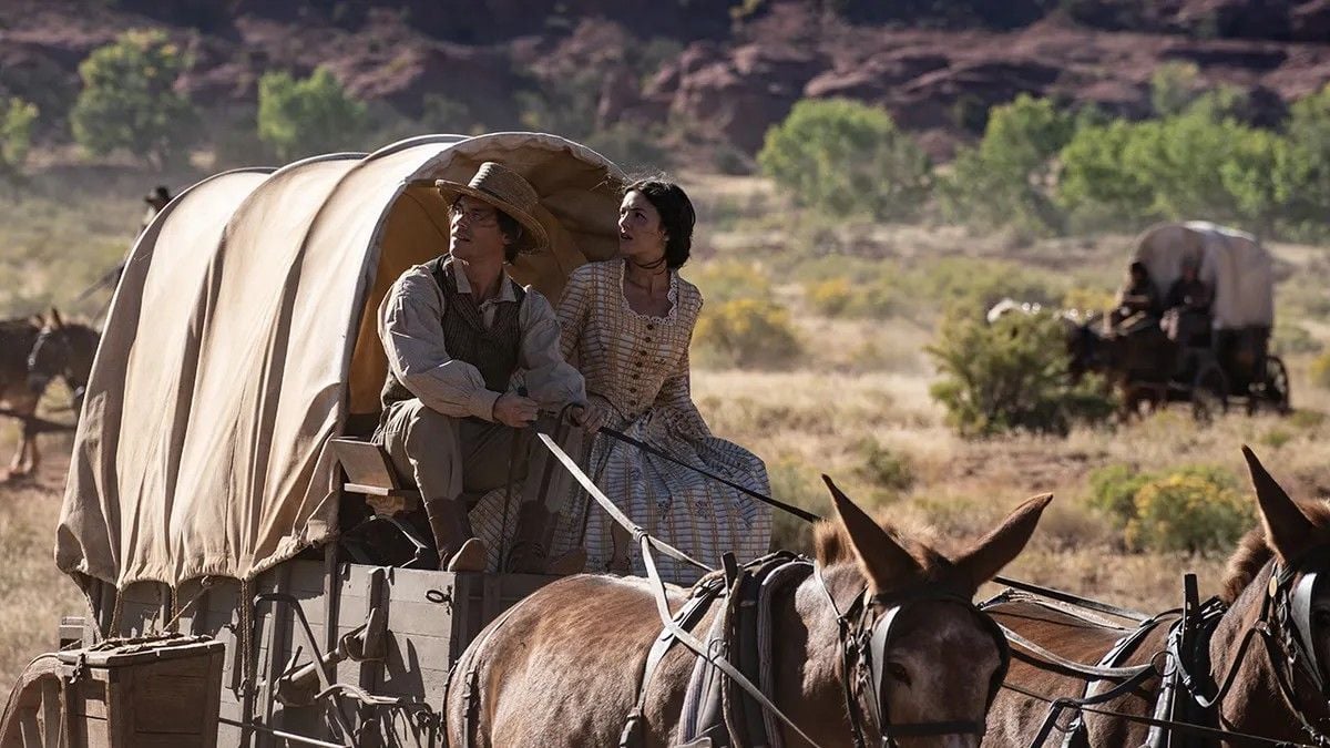 Tom Payne e Ella Hunt em Horizon 1