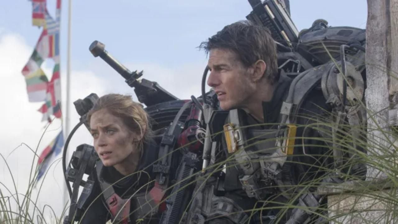 Emily Blunt e Tom Cruise usando suas armaduras