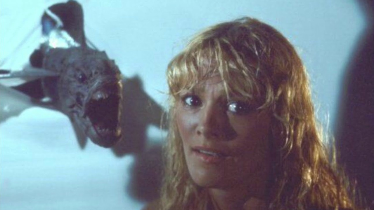 Connie Lynn Hadden em cena de Piranha II - Assassinas Voadoras (1982).
