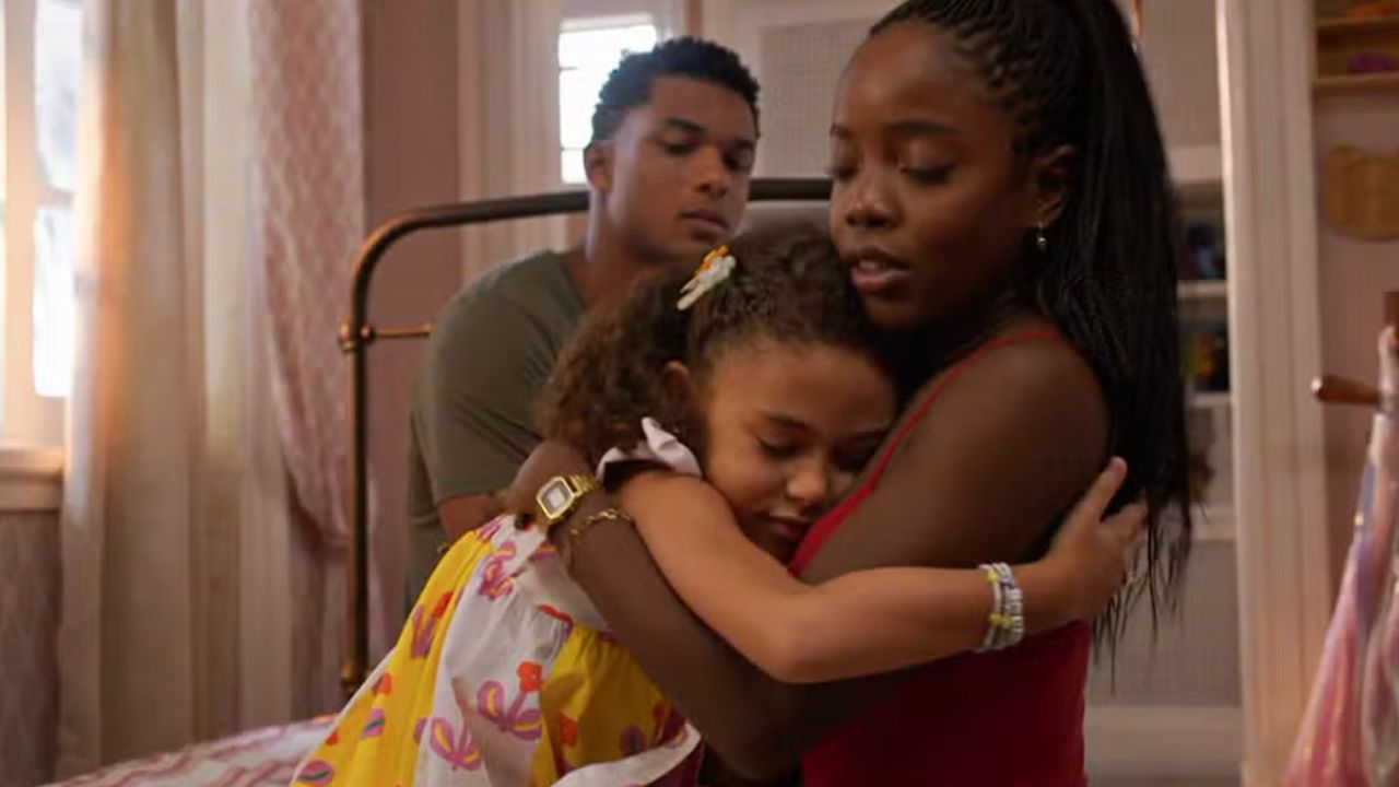 Sofia (Elis Cabral) visita Leo (Clara Moneke)