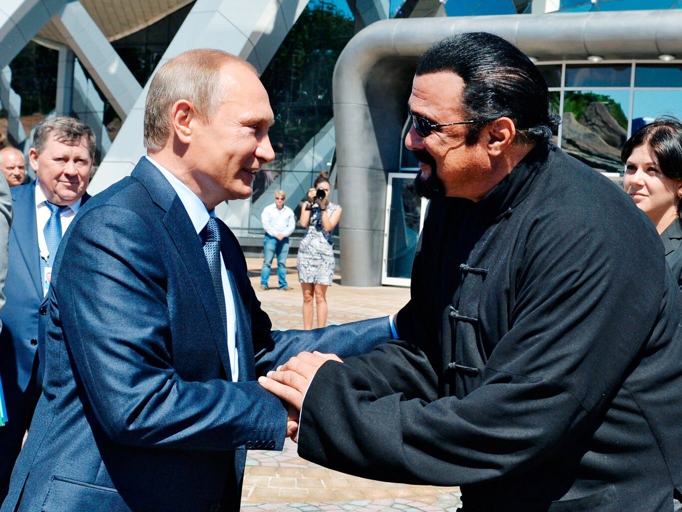 Steven Seagal e Vladimir Putin mantém uma relação próxima.