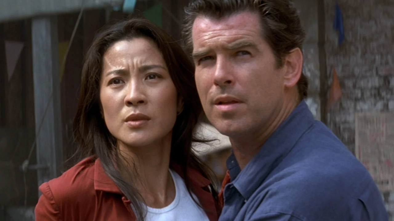 Michelle Yeoh e Pierce Brosnan em cena de 007 - O Amanhã Nunca Morre.