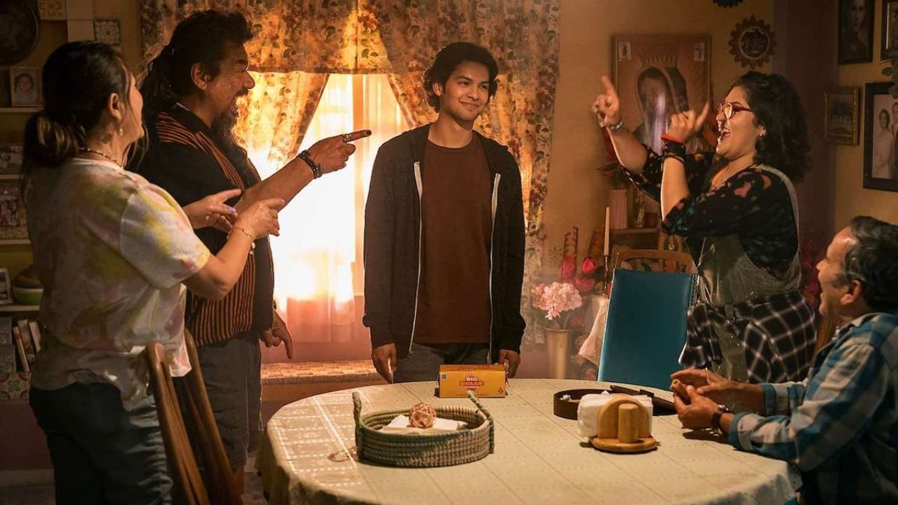 Família Reyes reunida em Besouro Azul.