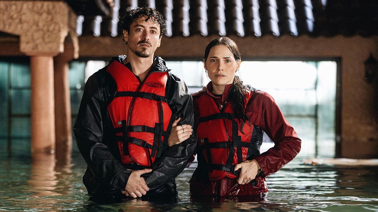 Adriana (Leticia Colin) e Carlos (Jesuíta Barbosa)