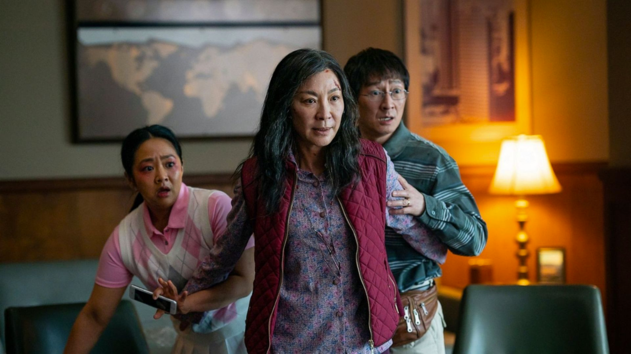 Stephanie Hsu, Michelle Yeoh e Ke Huy Quan em cena de Tudo em Todo o Lugar ao Mesmo Tempo.