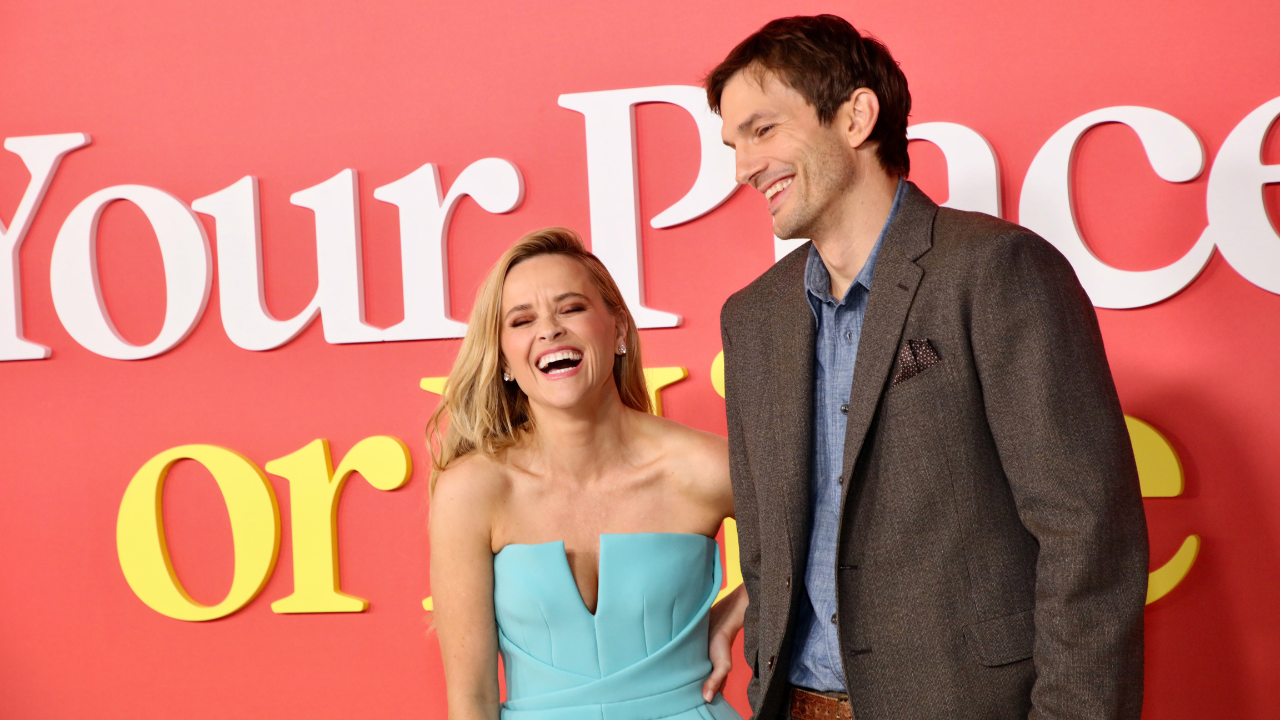 Reese Witherspoon e Ashton Kutcher na première mundial de Na Sua Casa ou na Minha?, em fevereiro de 2023, em Los Angeles. 