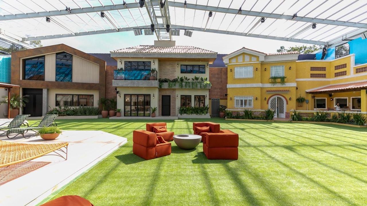 Área externa com as três casas ao fundo