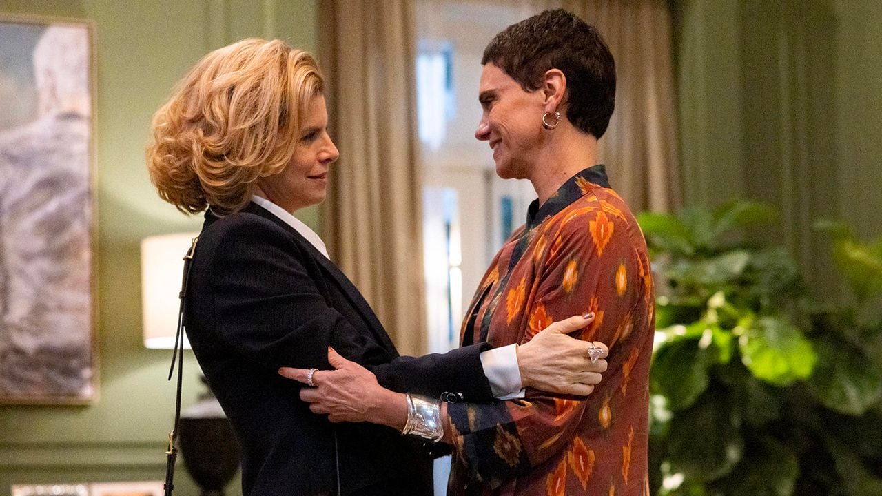 Odete (Debora Bloch) chega à casa de Celina (Malu Galli)