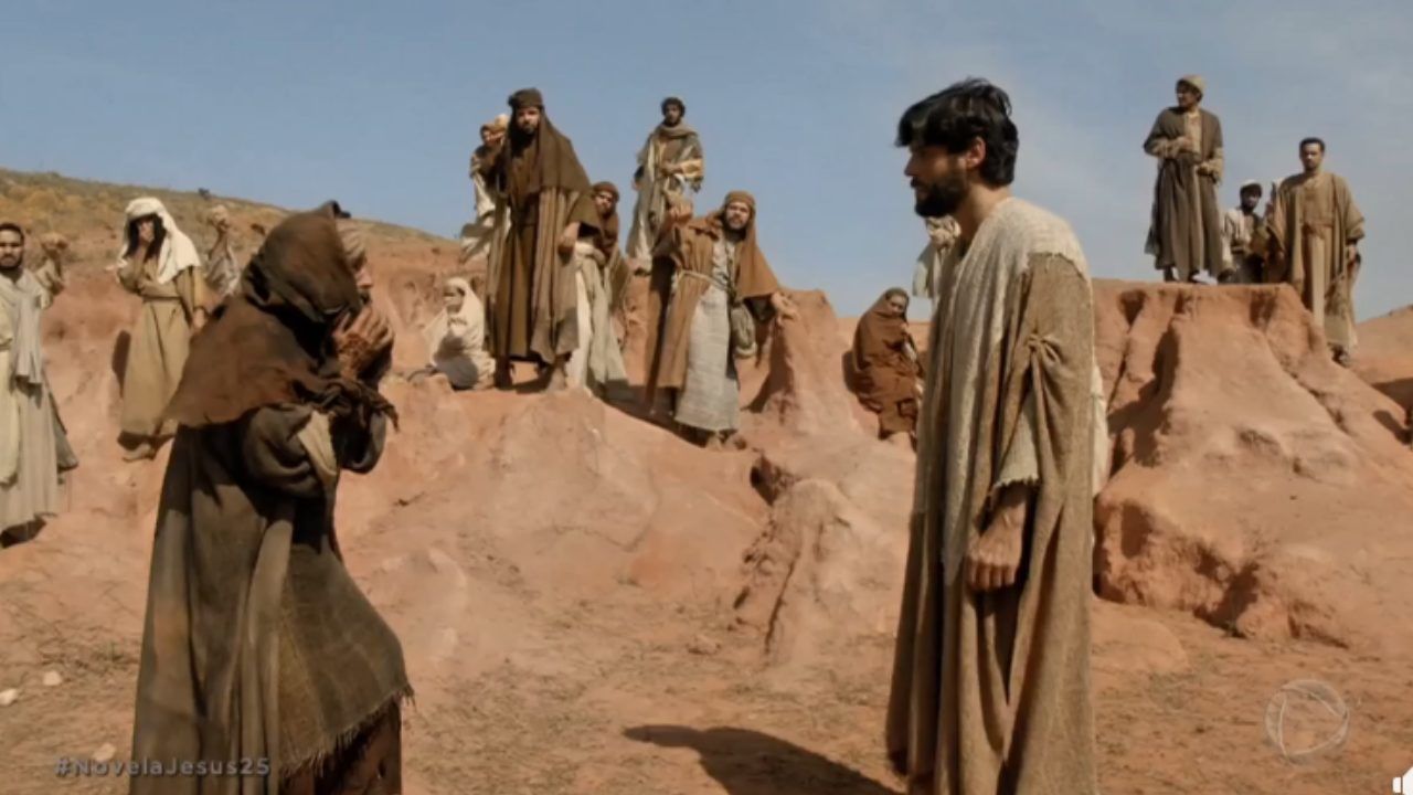 Jesus cura um homem com lepra.