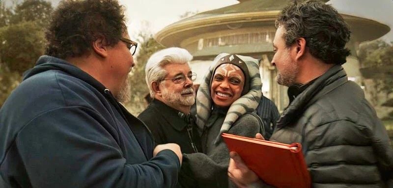 Jon Favreau, George Lucas, Rosario Dawson e Dave Filoni no set de The Mandalorian