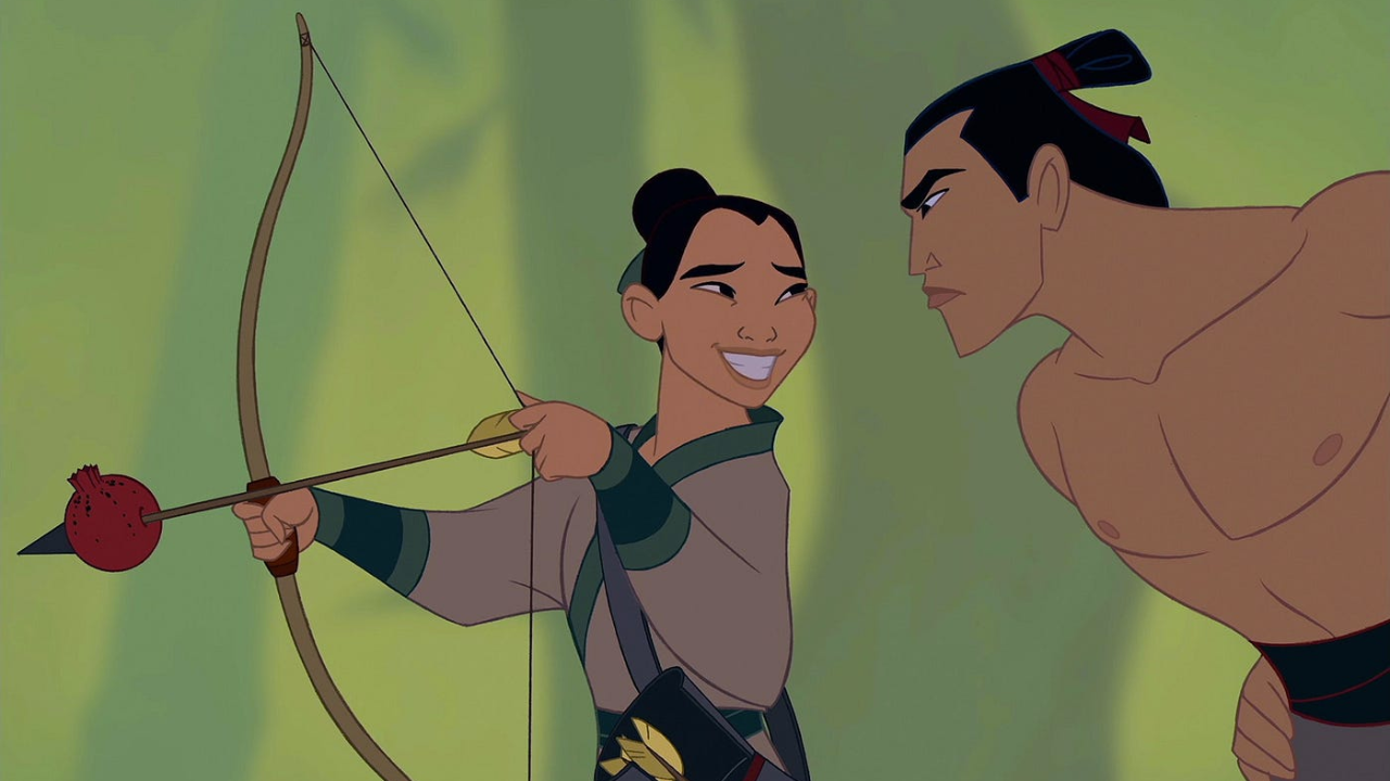 Disfarçada de homem, Mulan treina com o capitão Li Shang.