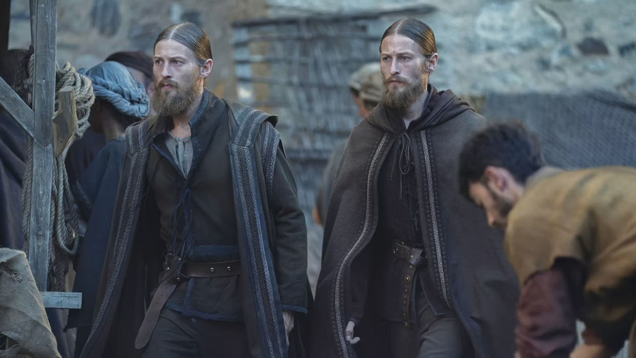 Os irmãos Erryk e Arryk Cargyll, respectivamente, em cena de House of the Dragon.