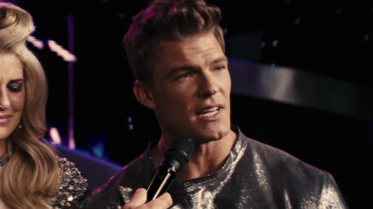 Alan Ritchson como Gloss