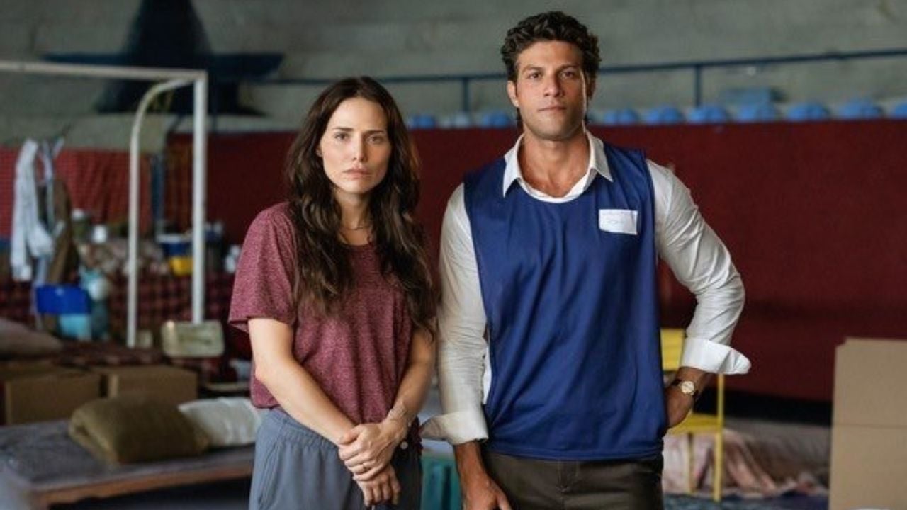 Adriana (Leticia Colin) e Pedro (Chay Suede)
