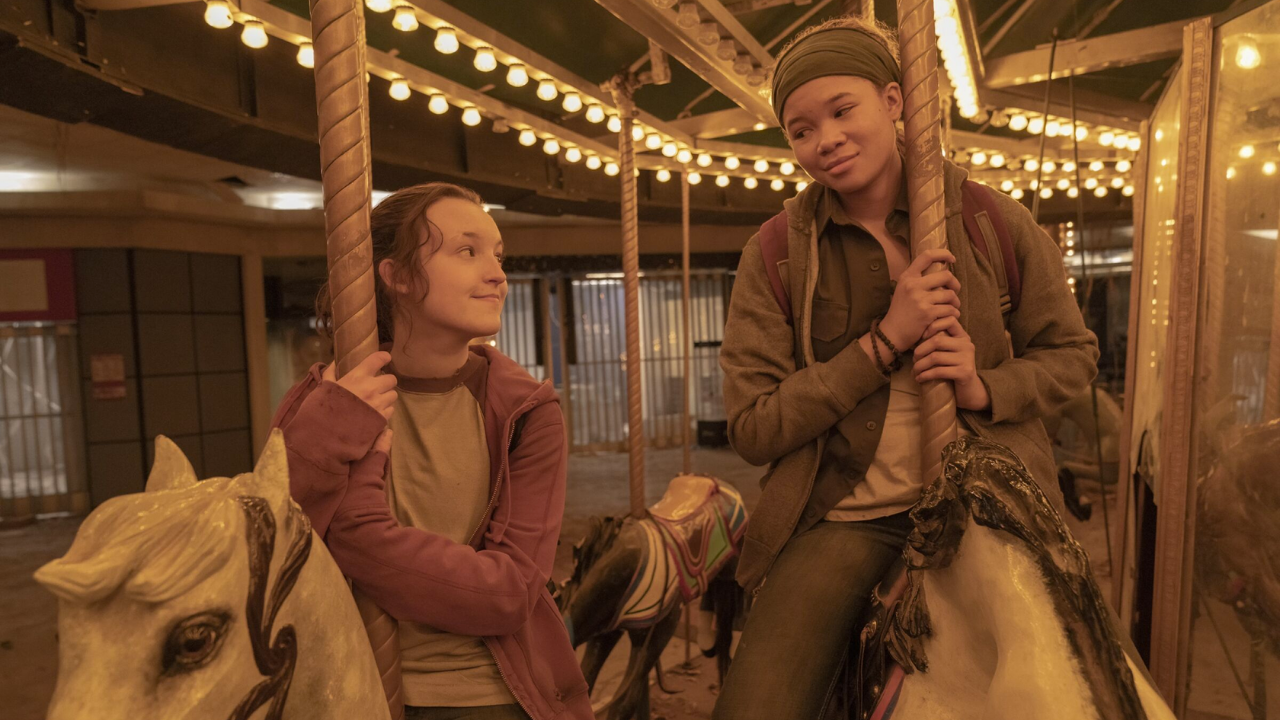 Ellie (Bella Ramsey) e Riley (Storm Reid) em cena de The Last of Us.