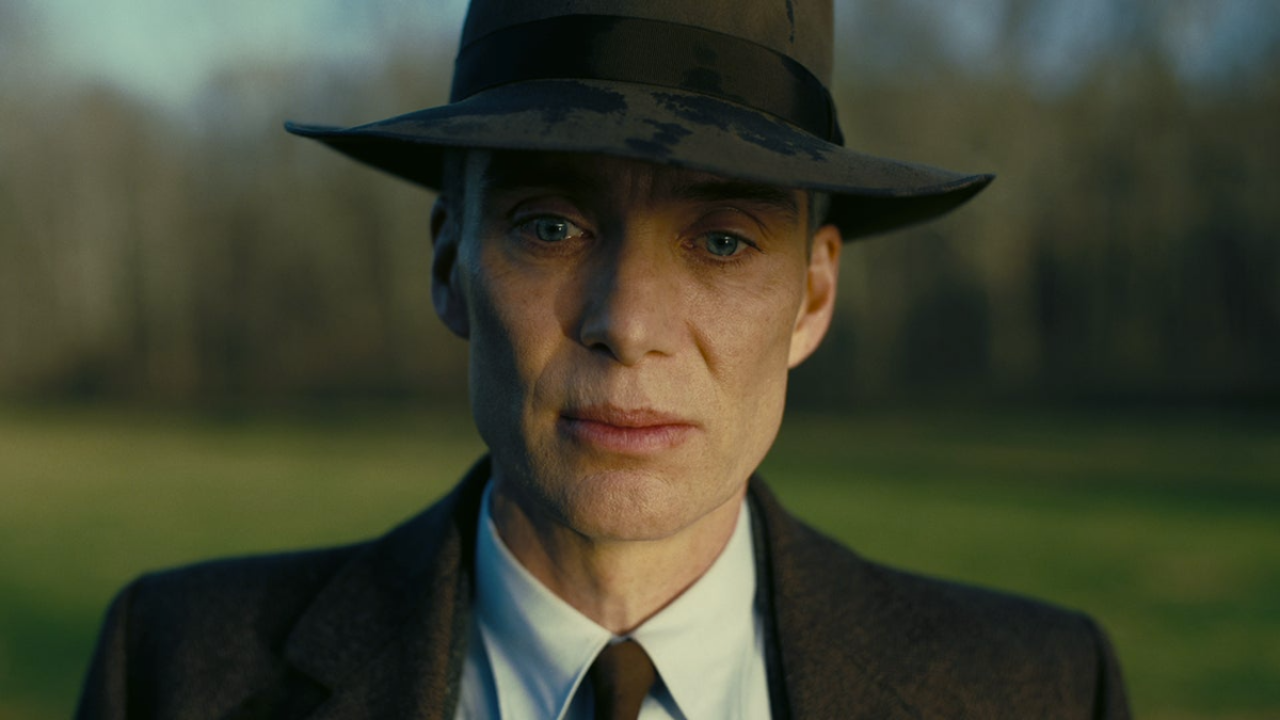 Cillian Murphy em cena colorida de Oppenheimer.