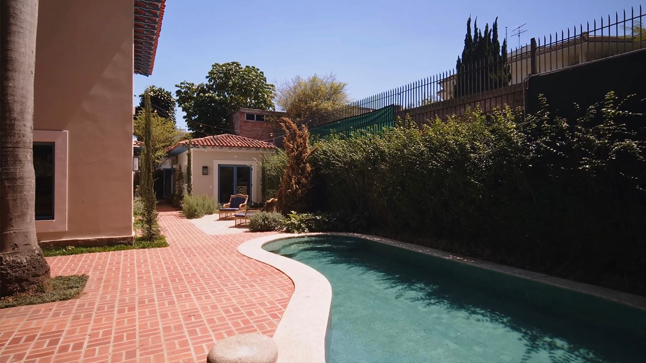 Área externa ensolarada com piscina