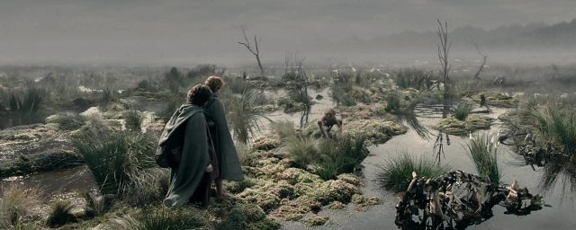 Frodo e Sam atravessam o Pântano dos Mortos em As Duas Torres.