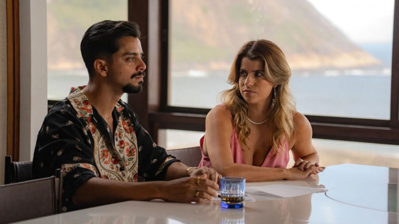 Rodrigo Simas e Maria Bopp protagonizam momentos quentes.