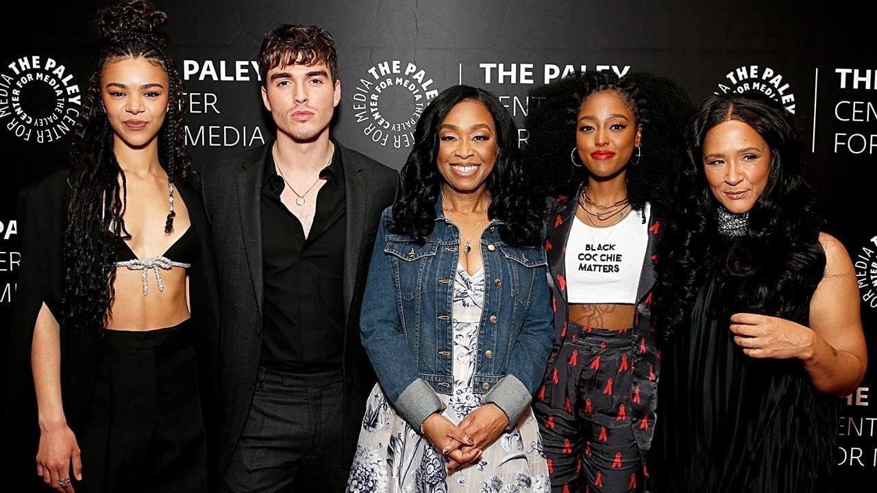 Shonda Rhimes (ao centro) com o elenco de Rainha Charlotte