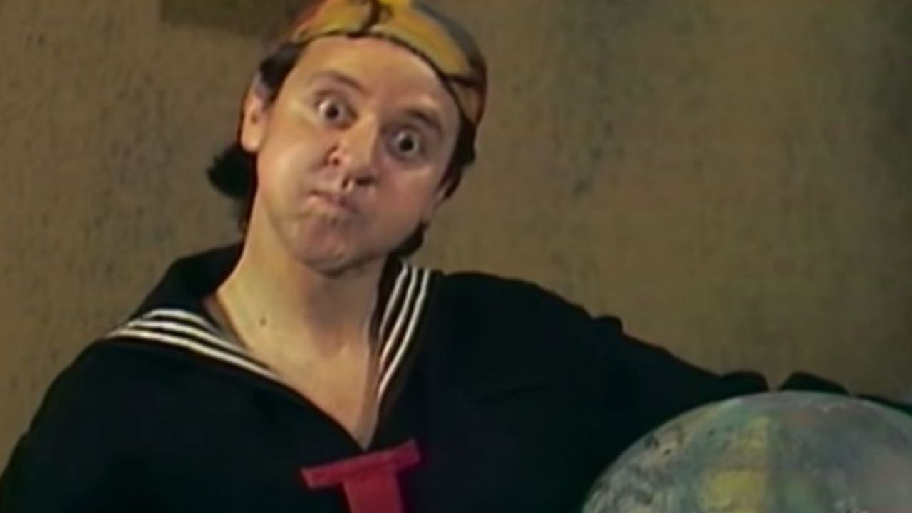 Por que Chaves faz tanto sucesso até hoje no Brasil? Poucos programas de televisão atravessaram gerações com tamanha presença no imaginário coletivo quanto Chaves. Décadas após sua estreia no Brasil, o seriado mexicano continua atraindo novos públicos e mantendo fãs fiéis. personagem-quico-em-cena-da-serie-chaves-com-expressao-engracada-e-boina-colorida