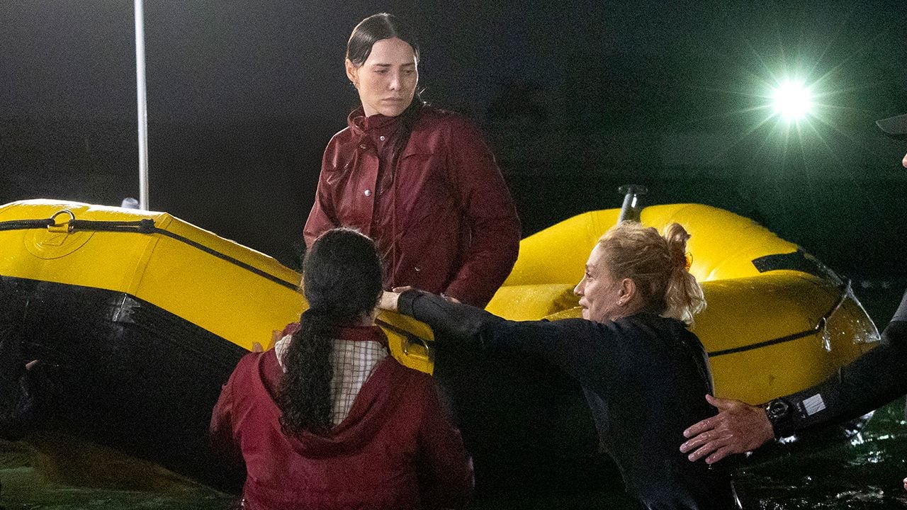 Letícia Colin ouvindo as instruções de Amora Mautner nos bastidores da cena da enchente