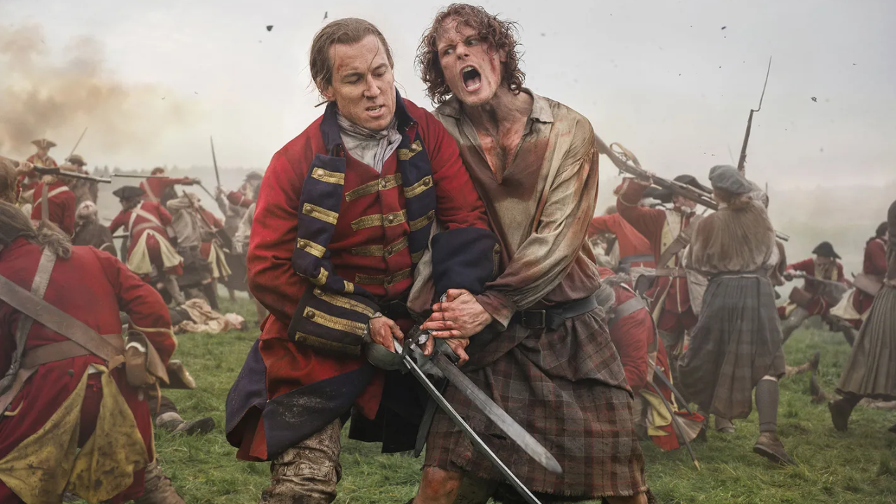 Black Randall (Matt Smith) e Jamie Fraser (sam Heughan) durante a Batalha de Culloden.