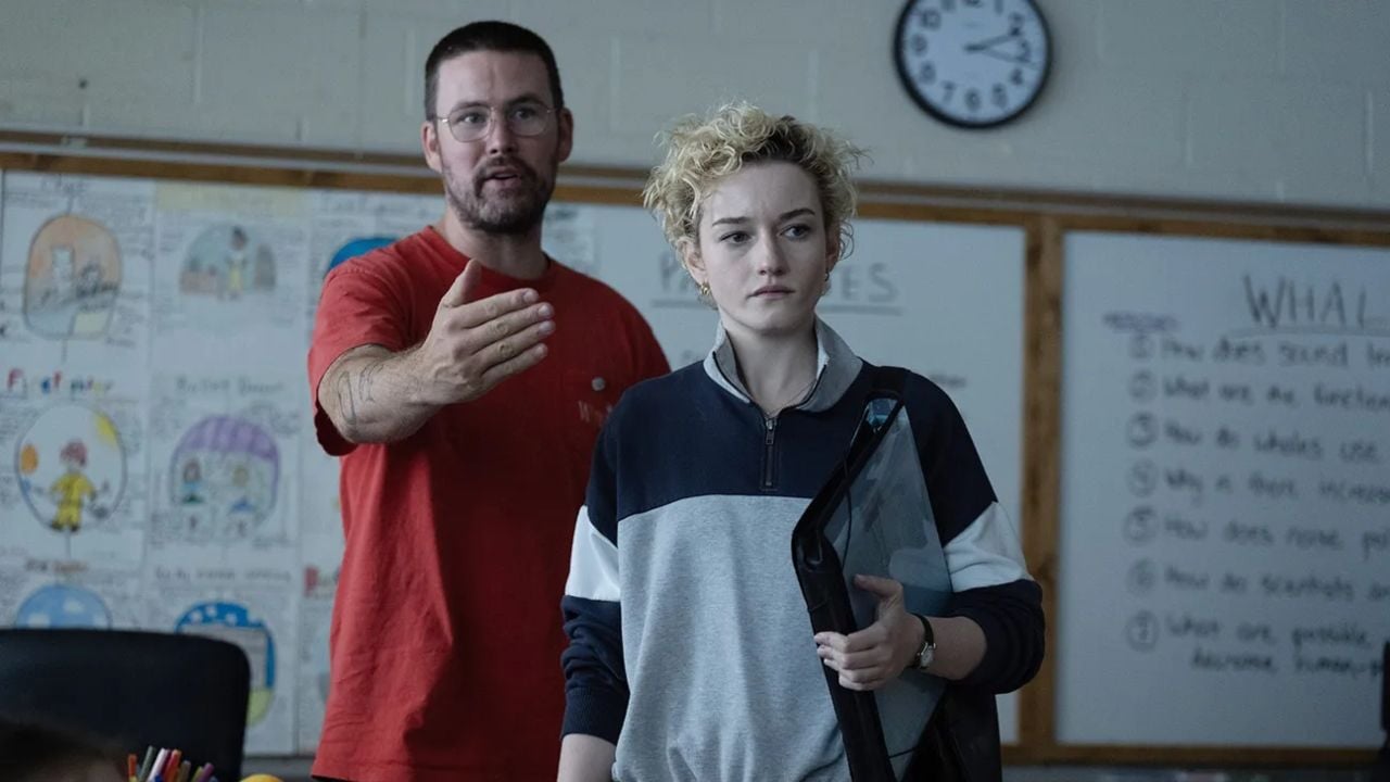 O roteirista/diretor Zach Cregger e Julia Garner no set de A Hora do Mal