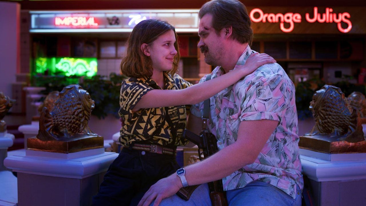 Millie Bobby Brown e David Harbour em Stranger Things