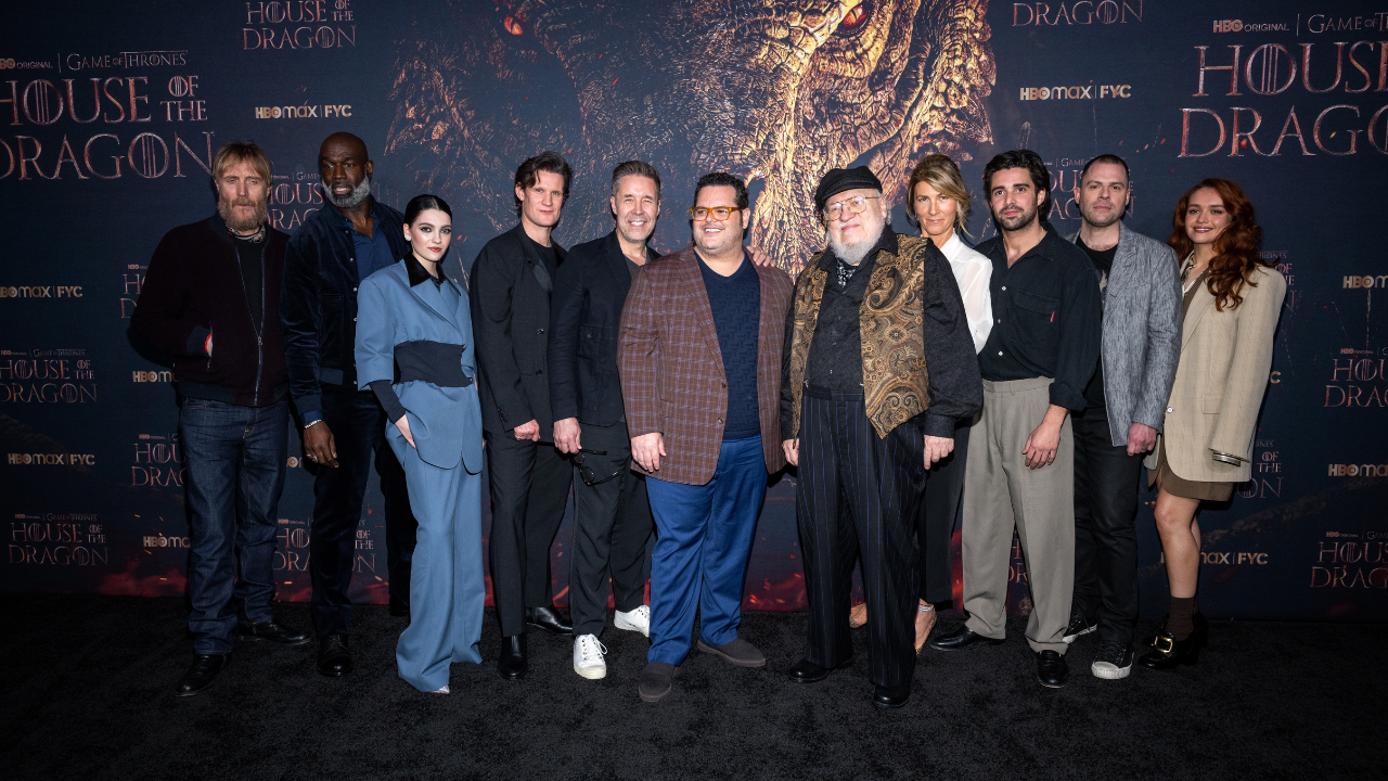 George R.R. Martin e parte do elenco de House of the Dragon com Josh Gad, que comandou a sessão de perguntas depois da exibição.