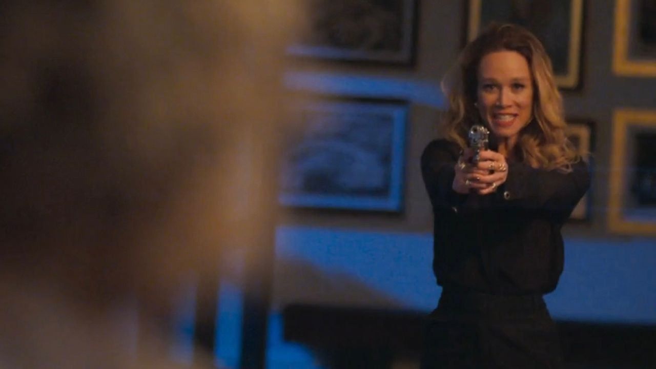 Ísis (Mariana Ximenes) aponta arma para Berta (Eliane Giardini)