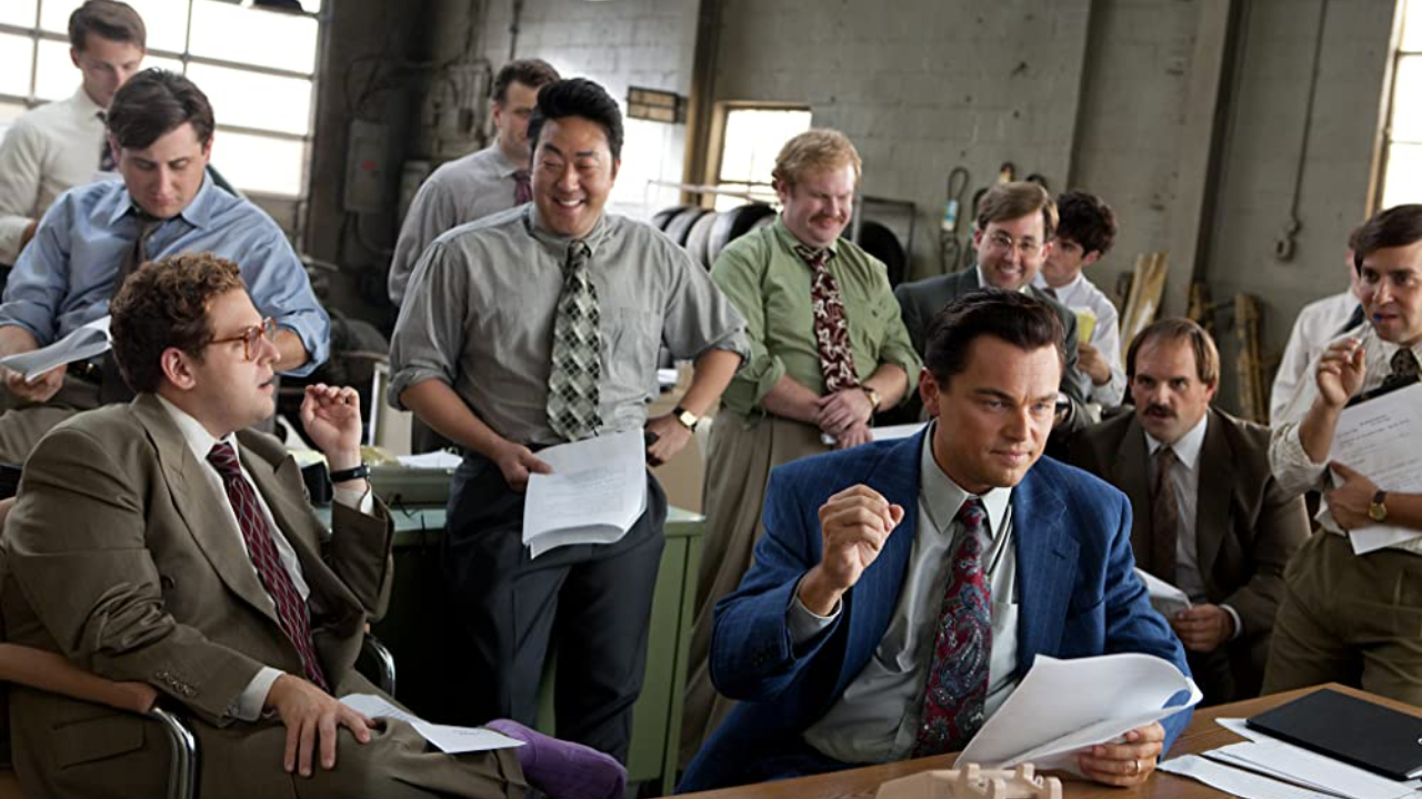 O Lobo de Wall Street: Ethan Suplee é o sujeito de bigode sentado à direita de Leonardo DiCaprio.