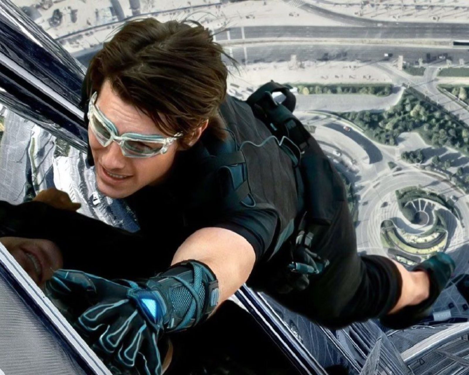 Tom Cruise no alto do Burj Khalifa em Missão Impossível - Protocolo Fantasma.
