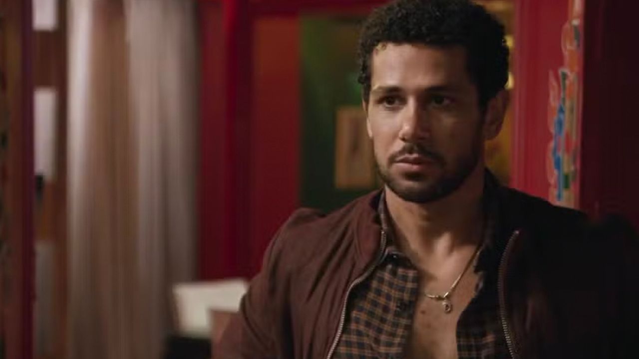 Chico (Amaury Lorenzo) faz proposta para Cacá (Pri Helena), mas ela não aceita