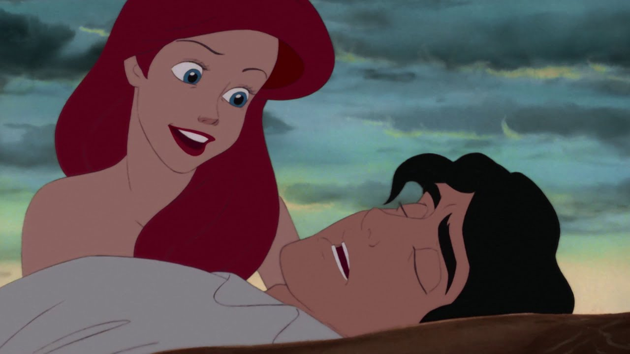 Ariel salva o príncipe Eric no início de A Pequena Sereia.