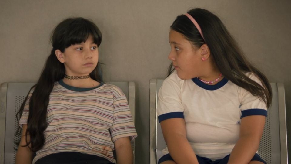 Filme brasileiro aclamado pela crítica na Netflix causa turbilhão de emoções graças à força de suas pequenas atrizes pensarcontemporaneo.com - Filme brasileiro aclamado pela crítica na Netflix causa turbilhão de emoções graças à força de suas pequenas atrizes