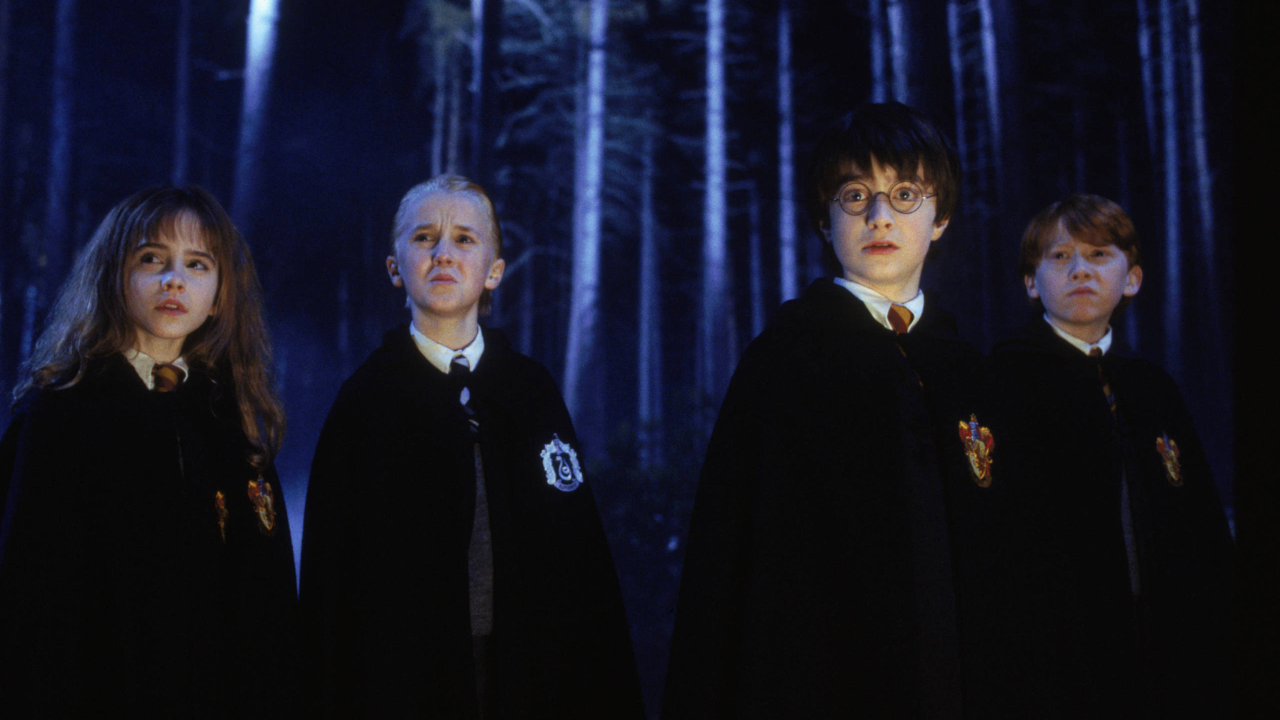 Hermione (Emma Watson), Draco (Tom Felton), Harry (Daniel Radcliffe) e Rony (Rupert Grint) na Floresta Proibida.