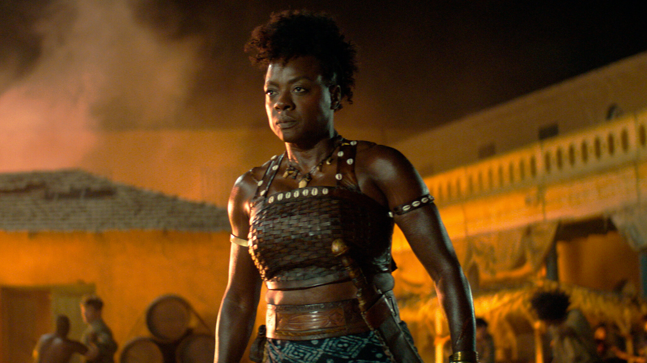 Viola Davis como Nanisca em cena de A Mulher Rei.