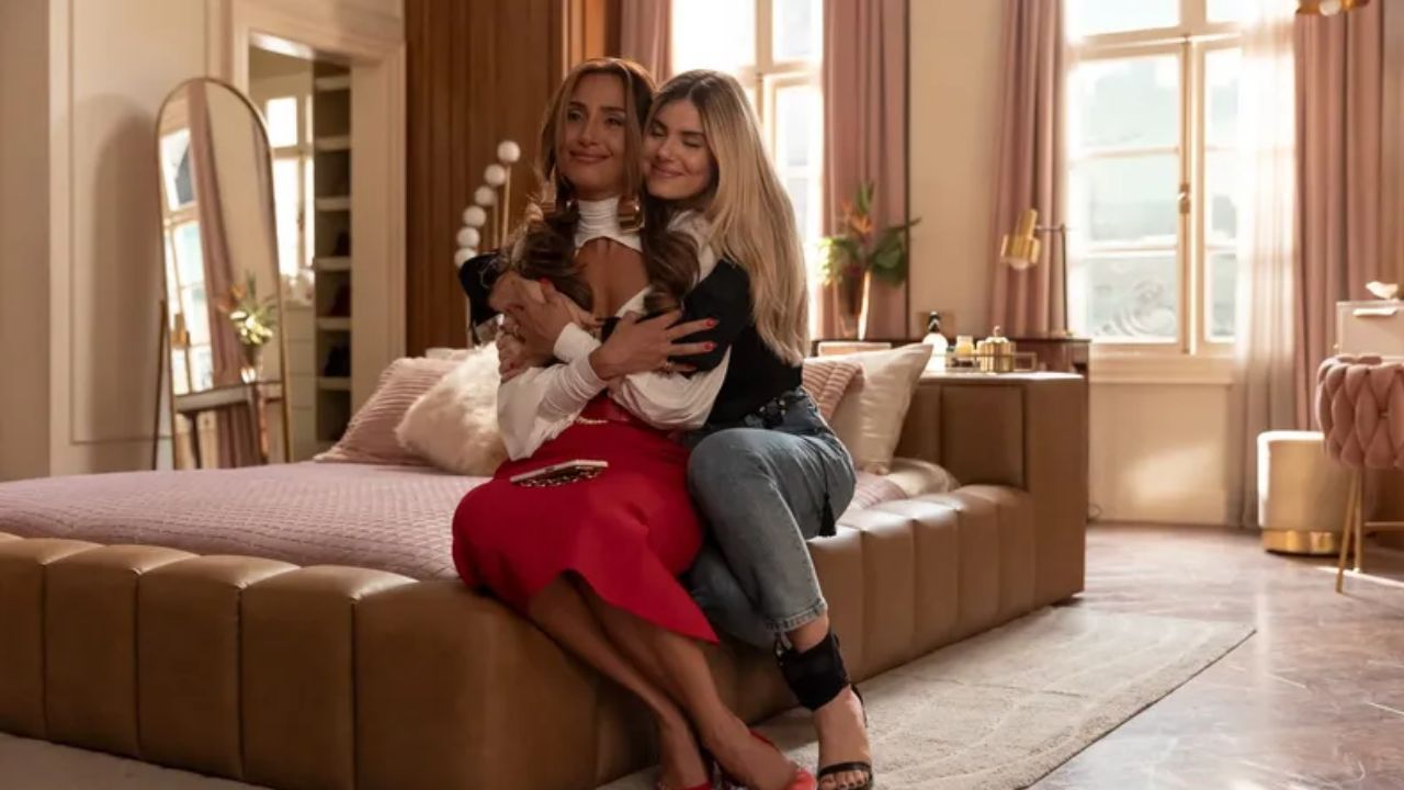 Lola (Camila Pitanga) diz a Júlia/Sofia (Camila Queiroz) que não perdeu a memória