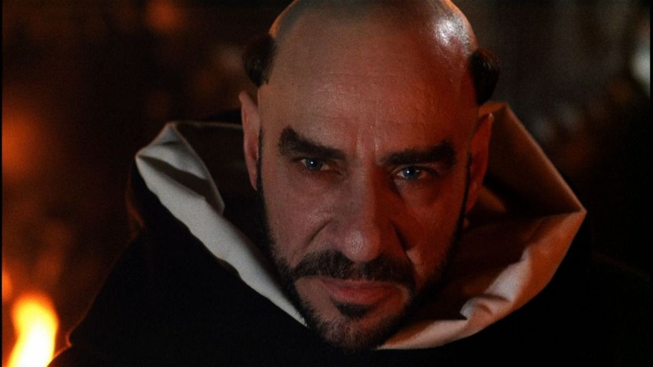 F. Murray Abraham em O Nome da Rosa.