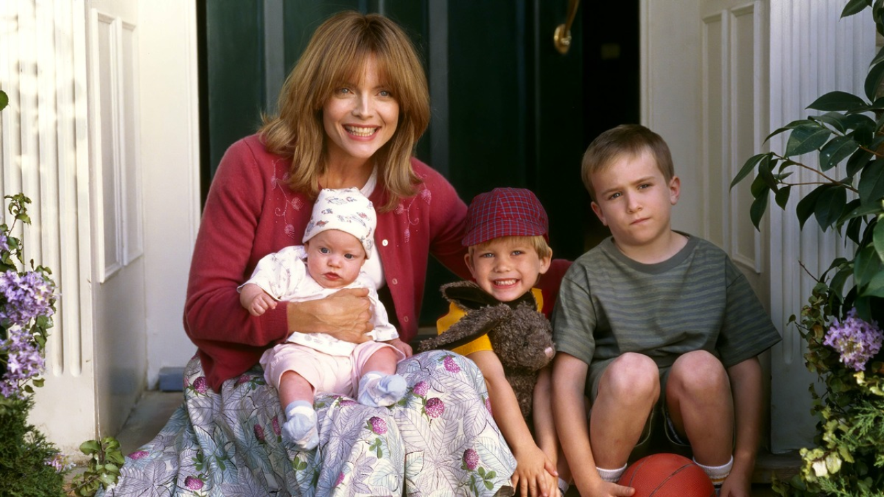 Michelle Pfeiffer como Beth ao lado dos três filhos em Nas Profundezas do Mar Sem Fim.